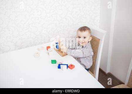 Carino baby boy con blocchi Foto Stock