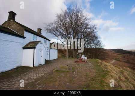 Sotto il cielo blu, rustico, solitaria e isolata, pozzetti bianchi Spa Cottage, è arroccato su un pendio - Ilkley Moor, West Yorkshire, Inghilterra, Regno Unito. Foto Stock