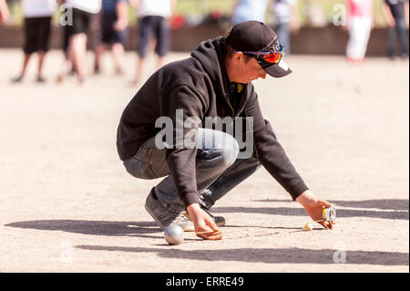 Londra, Regno Unito. Il 7 giugno 2015. Un nastro di misurazione è necessario come concorrenti partecipano in Londonaise Pétanque festival di Barnard Park, Islington. Il festival ha stabilito un nuovo precedente nel Regno Unito con le squadre provenienti dalla Francia, Belgio, Svezia, Ungheria e più lontano ancora prendendo parte al torneo principale. Mondo e campionesse europee hanno preso parte al fianco di dilettanti in un evento che ha anche lo scopo di raccogliere fondi per la Mercury Phoenix Trust per la lotta contro l AIDS in tutto il mondo. Credito: Stephen Chung / Alamy Live News Foto Stock