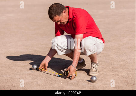 Londra, Regno Unito. Il 7 giugno 2015. Un nastro di misurazione è necessario come concorrenti partecipano in Londonaise Pétanque festival di Barnard Park, Islington. Il festival ha stabilito un nuovo precedente nel Regno Unito con le squadre provenienti dalla Francia, Belgio, Svezia, Ungheria e più lontano ancora prendendo parte al torneo principale. Mondo e campionesse europee hanno preso parte al fianco di dilettanti in un evento che ha anche lo scopo di raccogliere fondi per la Mercury Phoenix Trust per la lotta contro l AIDS in tutto il mondo. Credito: Stephen Chung / Alamy Live News Foto Stock