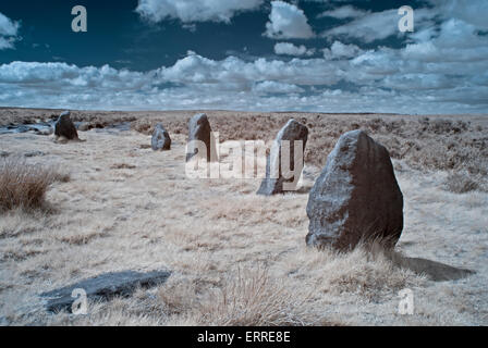 Vista a raggi infrarossi dei dodici Apostoli pietre permanente, un antico in pietra preistorici cerchio in un paesaggio di brughiera - Burley Moor, Ilkley, Inghilterra, Regno Unito. Foto Stock