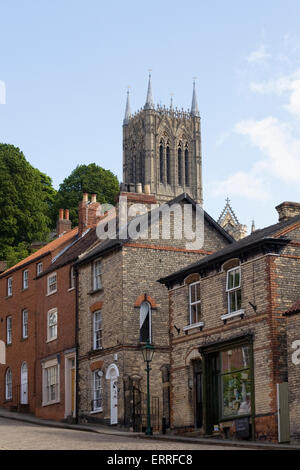 Ripida collina, Lincoln, con la torre della cattedrale in background. Foto Stock