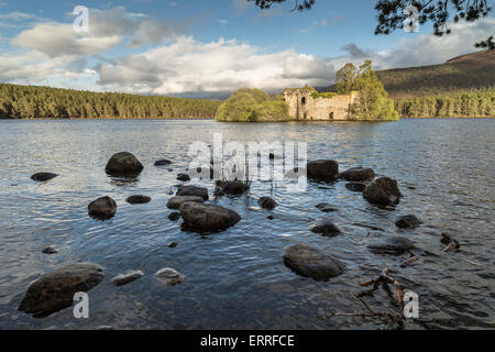 Rovina del castello sul Loch un Eilein nel Parco Nazionale di Cairngorms della Scozia. Foto Stock