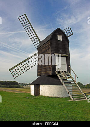 Pitstone Windmill Ivinghoe, Buckinghamshire, Inghilterra. Questo vecchio mulino post date dal 1627. Il mulino è stato utilizzato a terra mais in 1 Foto Stock