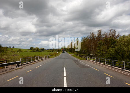 Guardando a nord lungo il confine di strade congiunzione tra County Tyrone Irlanda del Nord e la contea di Monaghan Repubblica di Irlanda Foto Stock