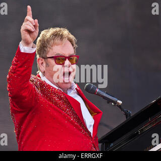 Kingsholm Stadium, Gloucester, Regno Unito. Il 7 giugno, 2015. Charlie Bryan Gloucester Regno Unito Elton John eseguendo a Gloucester Rugby ground,Kingsholm, come parte del suo tour del Regno Unito. Credito: charlie bryan/Alamy Live News Foto Stock