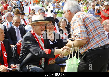 Un uomo stringe la mano di Winfried Kretschmann (sinistra0, Ministropresidente della Baden-Württemberg, alla cerimonia di chiusura della trentacinquesima Chiesa protestante di Germania congresso. © Michael Debets/Pacific Press/Alamy Live News Foto Stock