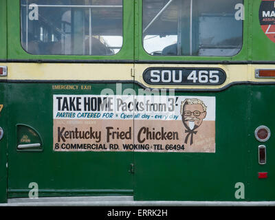 Un vecchio Kentucky Fried Chicken Pubblicità sulla parte posteriore di un autobus Foto Stock