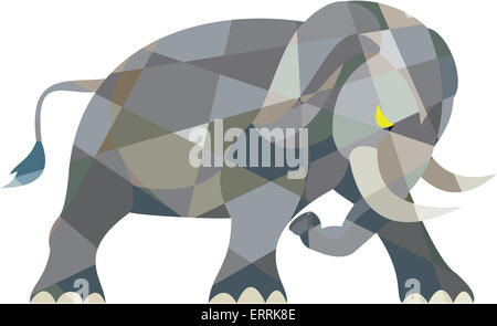 Basso Stile del poligono illustrazione di un elefante che attacca visto dal lato impostato su isolato sullo sfondo bianco. Foto Stock