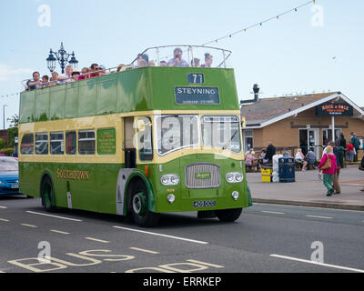 Conserve di Leyland PD3/4 Titan/contee del Nord "Queen Mary' convertible open-topper in livrea Southdown Foto Stock