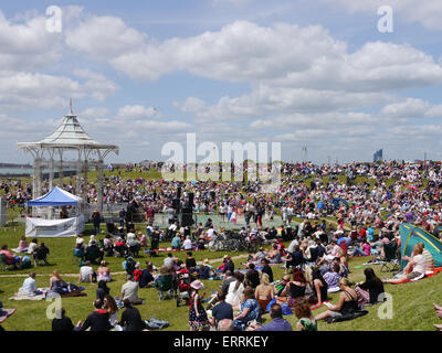 Il bandstand a Southsea seafront circondato da persone in attesa di avvio di uno dei regolari weekend concerti a tema Foto Stock