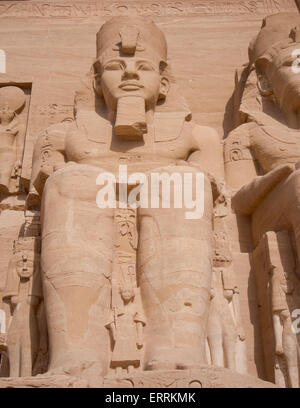 Uno dei quattro colossali 20 metro le statue del faraone Ramses II al di fuori del Grande Tempio di Abu Simbel in Nubia, Egitto Foto Stock