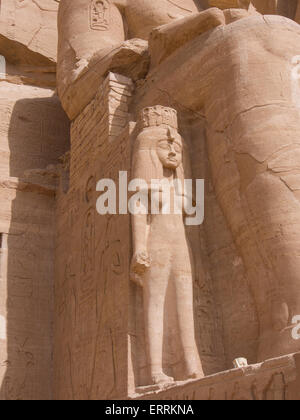 Una delle statue oltre le gambe dei colossi di Ramses II ad Abu Simbel, raffigurante la moglie Nefetari e i suoi sei figlie Foto Stock