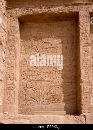 Sollievo al tempio di Abu Simbel raffigurante Ramses II tiene i suoi nemici da capelli mentre il dio Amon lo offre un'arma Foto Stock