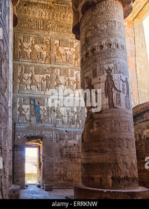 L'interno di Hypostyle hall presso il tempio di Hathor a Dendera, Egitto Foto Stock