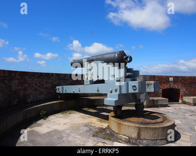 Cannone di grandi dimensioni a Southsea Castle a Portsmouth, Inghilterra Foto Stock