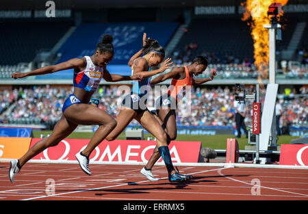 Birmingham, Regno Unito. 07Th Giugno, 2015. Diamond League Birmingham Grand Prix. Jeneba Tarmoh (USA) attraversa la linea di vincere le Donne 200m. Allyson Felix (USA) secondo, Dina Asher-Smith (GBR) terzo. Credito: Azione Sport Plus/Alamy Live News Foto Stock