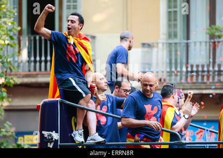 Barcellona, Spagna. Il 7 giugno, 2015. FC Barcellona il centrocampista spagnolo Xavi Hernandez (1L) su un bus celebra vincendo la UEFA Champions League 2014-2015 a Barcellona, Spagna, 7 giugno 2015. Barcellona ha vinto il campionato spagnolo, la Copa del Rey e la UEFA Champions League. Credito: Pau Barrena/Xinhua/Alamy Live News Foto Stock