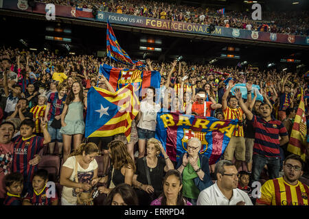 Barcellona, in Catalogna, Spagna. Il 7 giugno, 2015. Migliaia di 'cules' riempiono il Camp Nou stadium per assistere una cerimonia di vittoria dopo il FC Barcelona vince la seconda "triplice" nella storia del club Credito: Matthias Oesterle/ZUMA filo/ZUMAPRESS.com/Alamy Live News Foto Stock