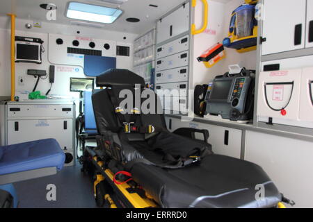 Interno di una ambulanza, England, Regno Unito Foto Stock