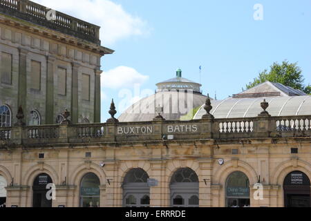 Le persone passano dai bagni termali e Cavendish Arcade sulla mezzaluna in Buxton, Derbyshire in un giorno caldo e soleggiato, England Regno Unito Foto Stock