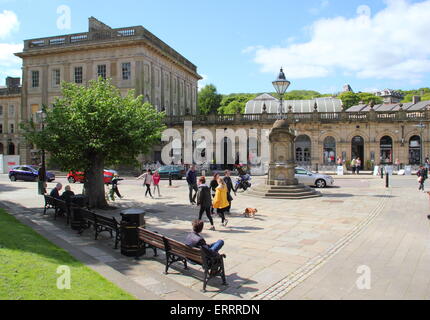 Le persone passano dai bagni termali e Cavendish Arcade sulla mezzaluna in Buxton, Derbyshire in un giorno caldo e soleggiato, England Regno Unito Foto Stock