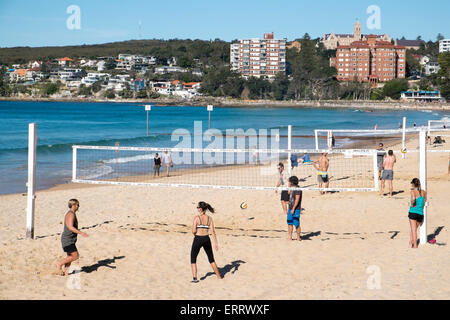 Beach volley sulla spiaggia di Manly che guarda a sud, in inverno, una delle famose spiagge settentrionali di sydney, nuovo galles del Sud, australia Foto Stock