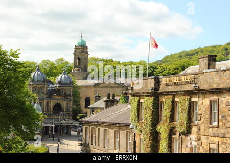 Esterno del Buxton Opera House e la Old Hall Hotel sulla piazza, Buxton, Derbyshire, Regno Unito Inghilterra - estate 2015 Foto Stock