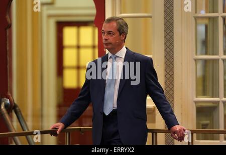 Regno Unito parte indipendente leader Nigel Farage attende in ali prima speeking all'UKIP a Sud Est Conference 2015 presso i Giardini Invernali in Eastbourne 6 Giugno 2015 Foto Stock