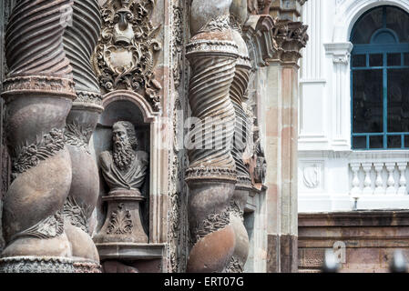 Decorazioni sulla facciata di una chiesa dei Gesuiti a Quito, Ecuador Foto Stock