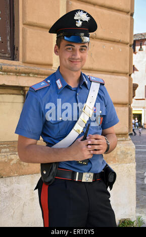 Un giovane poliziotto di pattuglia nei pressi del quartiere ebraico di Roma, Italia. Foto Stock