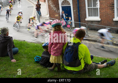 Una famiglia guarda il racing su College Hill durante il 2015 Shrewsbury Grand Prix. Foto Stock