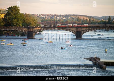 Persone nella pala a forma di barche nel fiume Moldava Praga, Repubblica Ceca Foto Stock