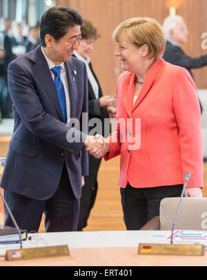Il cancelliere tedesco Angela Merkel saluta Giappone il primo Ministro Shinzo Abe al castello di Elmau in Elmau, Germania, 08 giugno 2015, in occasione della terza sessione della riunione del G7. Foto: Michael Kappeler/dpa Foto Stock
