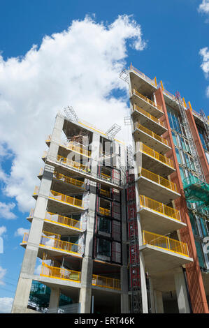 LONDON, Regno Unito - Giugno 06, 2015: Moderno hi-torri in costruzione nelle vicinanze del King's Cross al Regent's Canal. Foto Stock