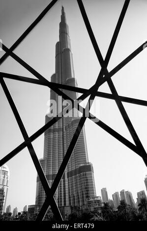 DUBAI, Emirati Arabi Uniti - 22 ottobre 2014: Il moderno in acciaio Burj Khalifa tower con design modellato sulla tradizionale architettura islamica. Foto Stock
