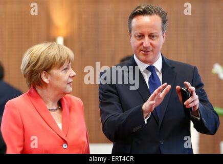 Il castello di Elmau, Germania. 8 Giugno, 2015. Garmisch-Partenkirchen (Germania). Il giorno 08 Giugno, 2015. Il cancelliere tedesco Angela Merkel in chat con il Primo Ministro britannico David Cameron prima di un incontro di lavoro al vertice del G7 a Elmau Castle Hotel a Elmau vicino a Garmisch-Partenkirchen, in Germania, 08 giugno 2015. Leader del Gruppo dei Sette (G7) nazioni industriali incontrato domenica nelle alpi bavaresi. Credito: dpa picture alliance/Alamy Live News Foto Stock