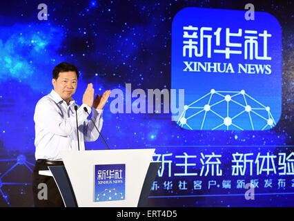 Pechino, Cina. 8 Giugno, 2015. Vice Presidente di Xinhua News Agency Shen Haixiong presiede la cerimonia di lancio della nuova versione del mobile news app della Xinhua News Agency a Pechino Capitale della Cina, Giugno 8, 2015. Xinhua News Agency ha lanciato lunedì scorso una nuova versione della sua cinese app news, segnando una tappa fondamentale nell'agenzia di notizie di sforzi per far avanzare l'integrazione tra media tradizionali e nuovi. © Li ha/Xinhua/Alamy Live News Foto Stock