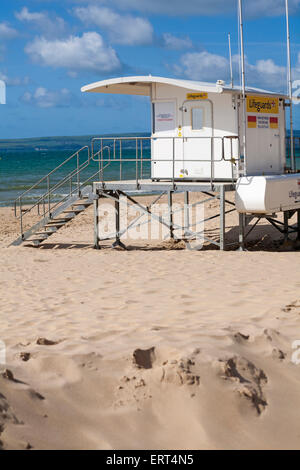 Il chiosco dei bagnini RNLI in una giornata di sole sulla spiaggia di Alum Chine, Bournemouth, Dorset UK, a giugno Foto Stock
