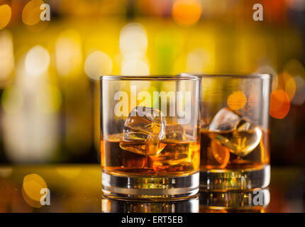 Bevande di whiskey sul banco bar con blur botles su backgorund Foto Stock