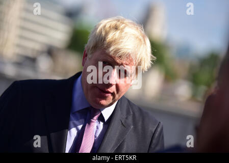 Londra, Regno Unito. 8 Giugno, 2015. Sindaco di Londra , Boris Johnson con Anna Owen Unileven,Debbie Lye, Spiritq 2012, Veronica Wadley celebra la millesima firma scuola fino al team di Londra Giovani Ambasciatori del programma al convogliatore a Londra. Credito: Vedere Li/Alamy Live News Foto Stock