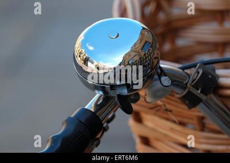 Campana di cromo sul manubrio del ciclo, Cambridge, Inghilterra Foto Stock