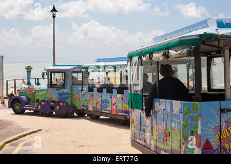 La casa di Peppa Pig world - Landtrain sul lungomare ad Alum Chine, Bournemouth in giugno Foto Stock