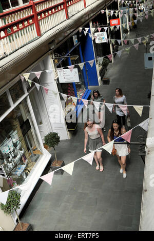 Giovani femmine amici passeggiare tra i negozi nella galleria del castello di Cardiff City Centre, Wales UK KATHY DEWITT Foto Stock