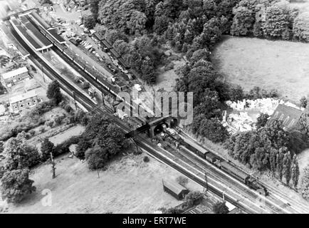 Knowle e Denham incidente ferroviario, aerail vista. Tre persone sono state uccise a Knowle e Denham stazione (ora noto come stazione di Denham) , West Midlands, 15 agosto 1963. Foto Stock