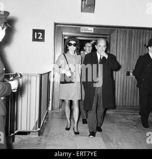 Arrivo della spedizione greco tycoon Aristotele Onassis e sua moglie Jacqueline Onassis (precedentemente noto come Jackie Kennedy) all'Aeroporto di Londra. Il 15 novembre 1968. Foto Stock