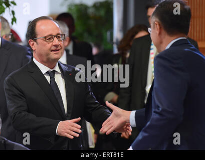 Il castello di Elmau, Germania. 8 Giugno, 2015. Garmisch-Partenkirchen (Germania). Il giorno 08 Giugno, 2015. Il Presidente francese Francois Hollande (L) è raffigurato in una sessione di lavoro del Vertice G7 presso il castello di Elmau vicino a Garmisch-Partenkirchen, in Germania, 08 giugno 2015. Credito: dpa picture alliance/Alamy Live News Foto Stock