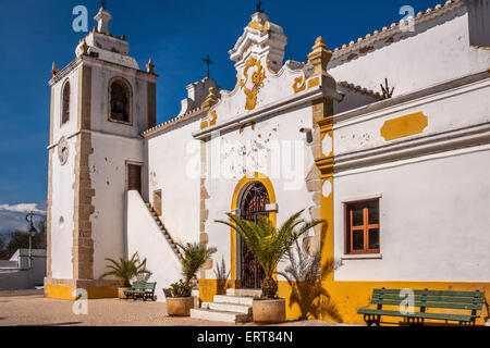 Chiesa portoghese con pareti bianche e decorazioni in giallo con ripidi scalini che conducono fino alla torre campanaria Foto Stock