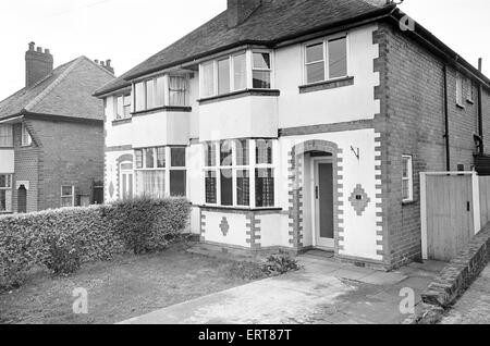 Spine Casa Famiglia, 2° ottobre 1968. Sheila spine da Birmingham ha subito un taglio cesareo questa mattina durante la quale sei figli - quattro maschi e due femmine - sono stati consegnati. In che cosa era stata salutata come il primo caso registrato di live sextuplets in Gran Bretagna. Tutti i bambini sono stati collocati in incubatrici dopo essere stato consegnato. Ventotto personale medico da Birmingham ospedale di maternità erano presenti al momento della consegna della merce. Tre spine sextuplets sopravvissuto, Luglio, Susan & Roger, ed è andato a vivere una vita sana. Foto Stock