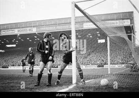 1971 European Cup Winners Cup Semi Final seconda gamba corrispondono a Maine Road. Manchester City V 0 1 Chelsea. Manchester City il portiere Ron Healey maledice la sua fortuna dopo aver segnato il gol che affonda la propria squadra. Il 28 aprile 1971. Foto Stock